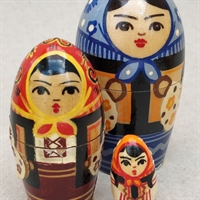 matryoshka-klare-farver-bemalet-russiske-trædukker-moderne-mønstre